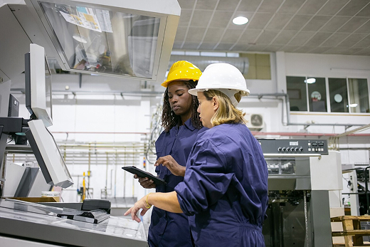 Técnicos industriais analisando equipamentos